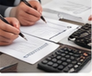 Personas revisando documentos y cálculos financieros